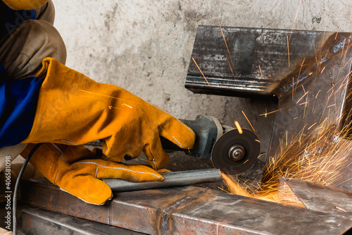 Bilde på lerret Closeup of a angle grinder being used to cut a notch inside a steel pipe