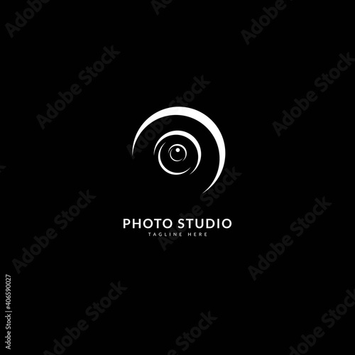 Photography logotype. Minimalist photography logo concept, fit for lens store, photo studio and camera business. Illustration vector logo.