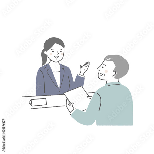 窓口の女性とシニア男性