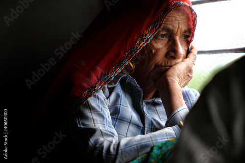 Schilderij op canvas Old Indian women traveling in train alone.