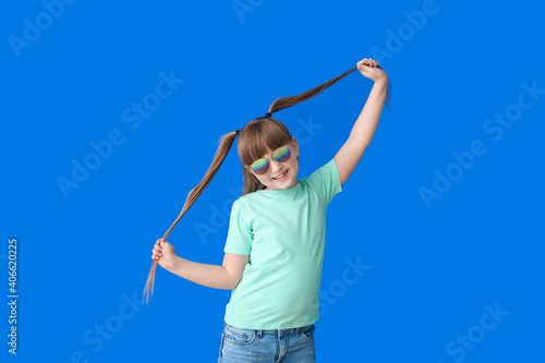Happy little girl wearing s...