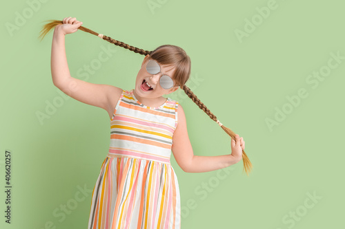 Happy little girl wearing s...