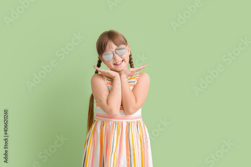 Happy little girl wearing s...