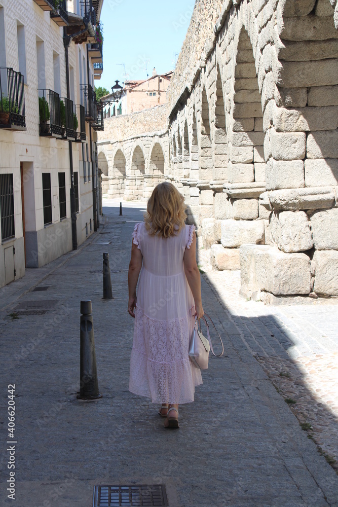 Mujer de espaldas paseando cerca del Acueducto de Segovia