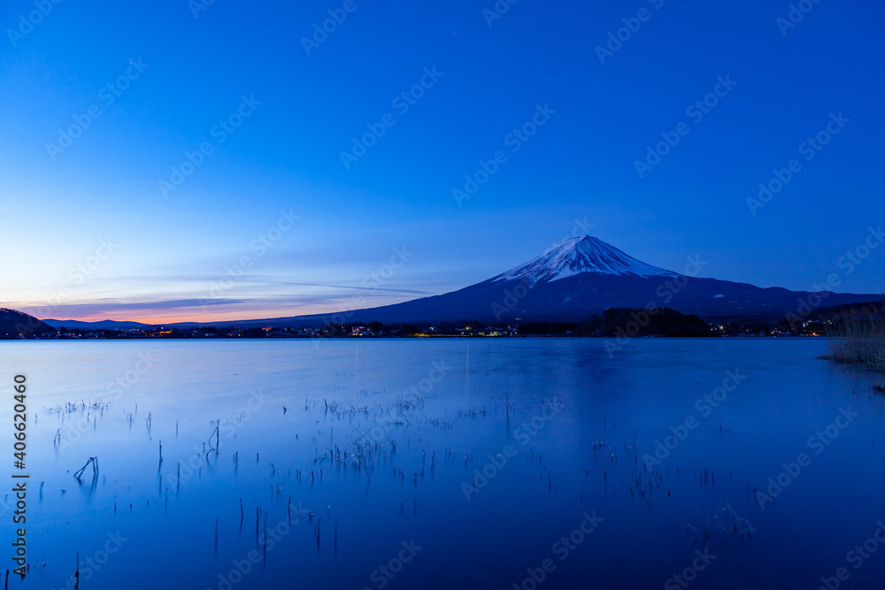 夜明けの富士山　山梨県富士河口湖町河口湖にて