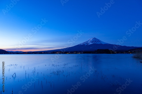夜明けの富士山 山梨県富士河口湖町河口湖にて