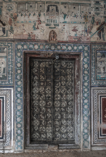 The 17th century Bundi Palace and wall paintings depicting the "divine games" of Krishna are the main treasure of the palace.