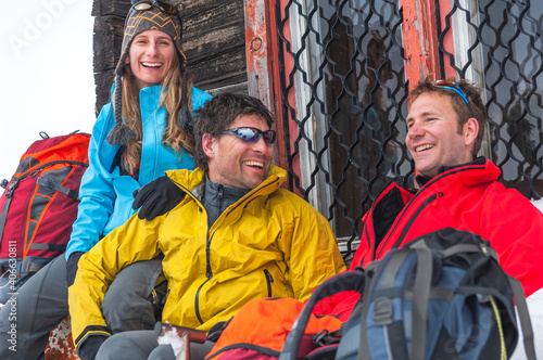 Gutgelaunte Skitourengeher rasten an einer Berghütte