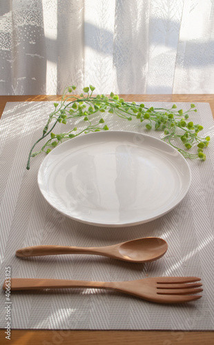 からの皿と食事セット
