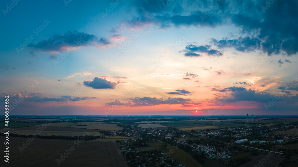 leicht bewölkter Abendhimmel