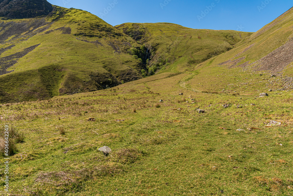 Obraz premium Yorkshire Dales landscape with the Howgill Fells and Cautley Spout in the background, near Low Haygarth, Cumbria, England, UK