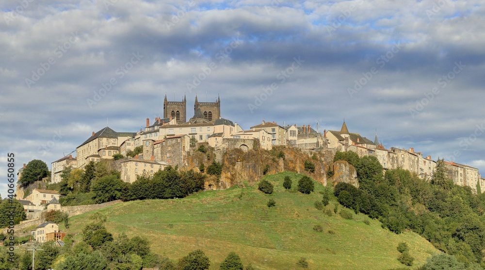 ville haute de Saint-Flour dans le Cantal, Auvergne