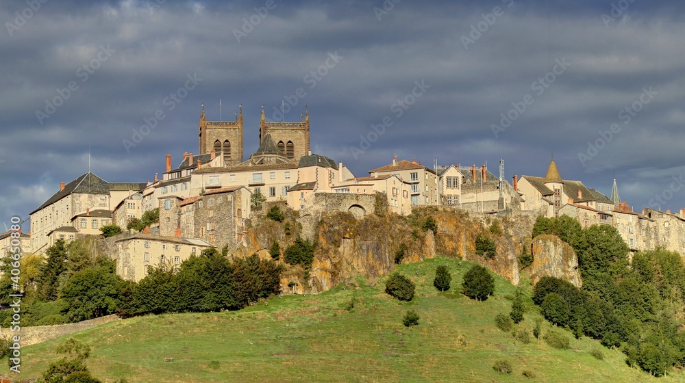 ville haute de Saint-Flour dans le Cantal, Auvergne