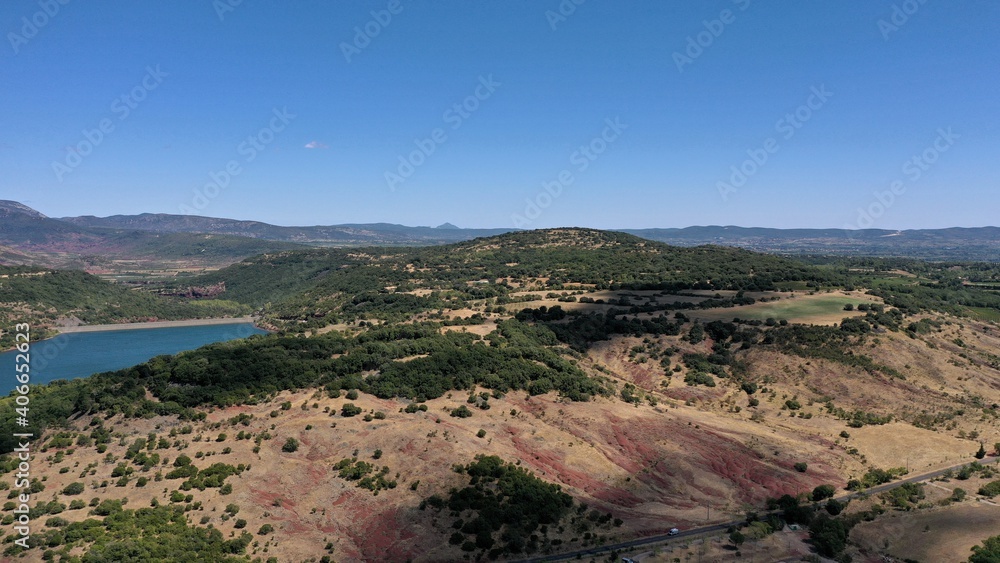 vue aérienne du lac du Salagou dans l'Hérault, sud de la France vue aérienne du lac du Salagou dans l'Hérault, sud de la France