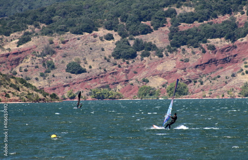 windsurf (planche à voile) sur le lac du Salagou dans l'Hérault, sud de la France