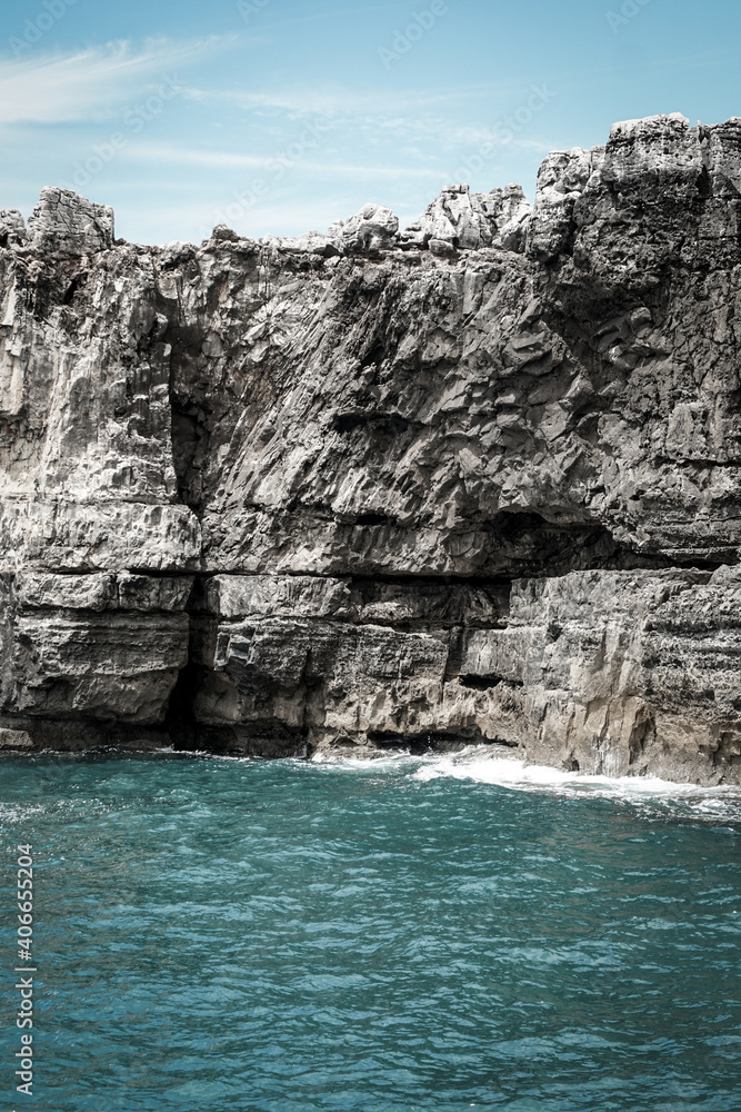 Felsenküste am Ozean in Portugal.