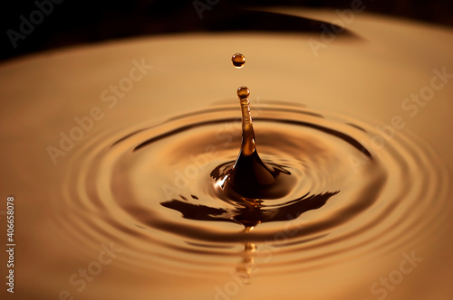 水滴の波紋　ブラウン　コーヒー