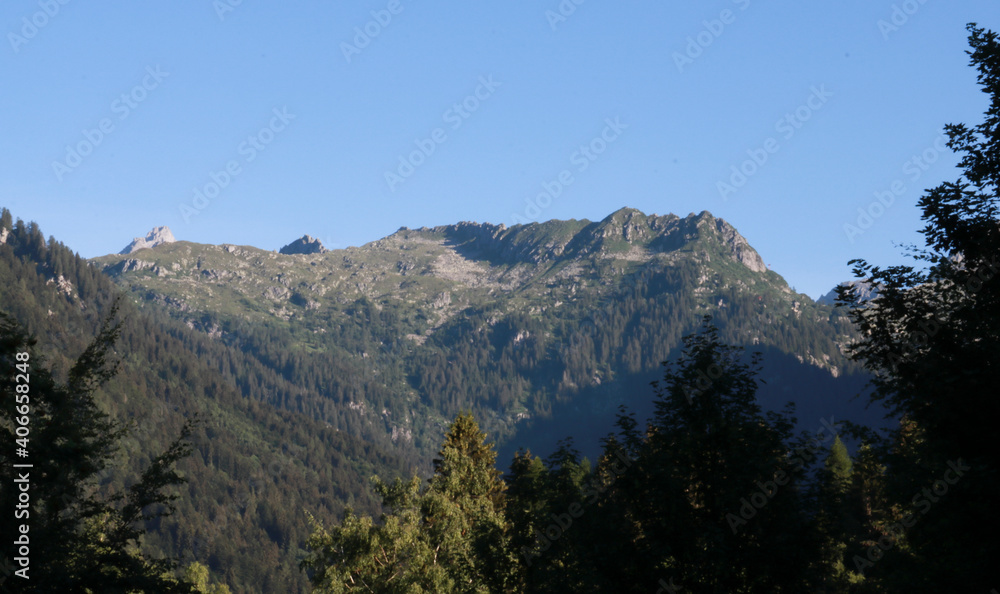 Vista sulle montagne dal camping Faé a Madonna di Campiglio in Trentino, viaggi e paesaggi in Italia