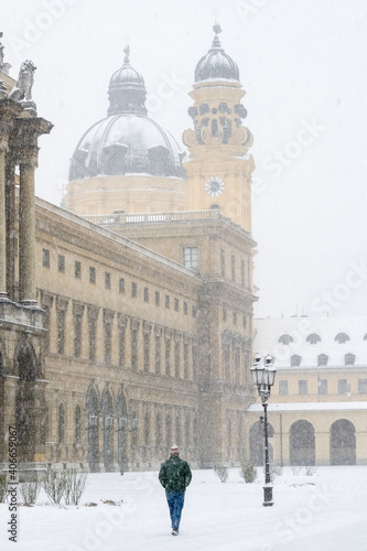 Blick auf die Theatinerkirche vom Hofgarten aus in München bei Schneefall photo