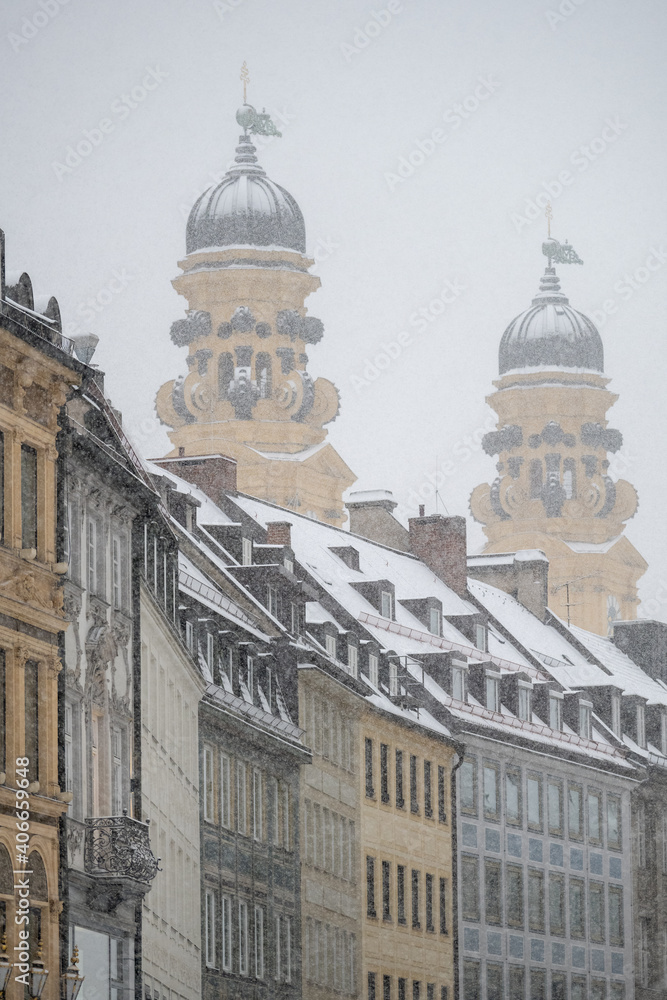 Blick auf die Theatinerkirche in München vom Opernplatz aus bei Schneefall
