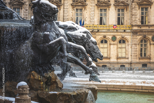 la fontaine Bartholdi et l'Hôtel de Ville en hiver sous la neige