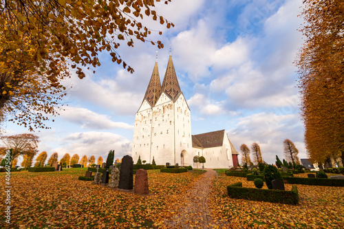 Broager Kirche im nordschleswigschen Ort Broager auf der Halbinsel Broager Land auf der Nordseite der Flensburger Förde in Dänemark. photo