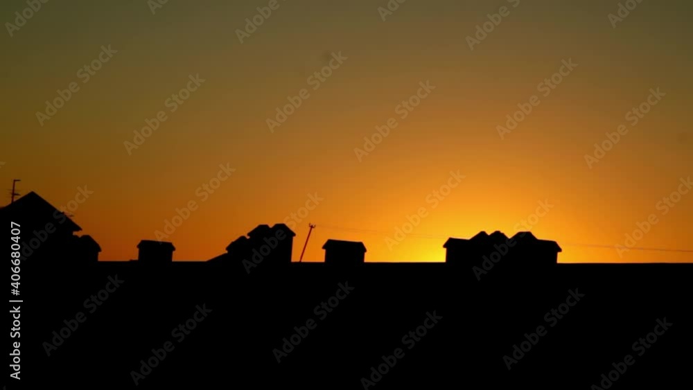 the sun sets behind the silhouette of the roof, time lapseм the sun sets behind the silhouette of the roof, time lapseм