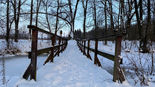 Fototapeta Naklejka Na Ścianę i Meble -  zimowy krajobraz i koło Włodawy dużo śniegu niebieskie niebo złota godzina, mostek
