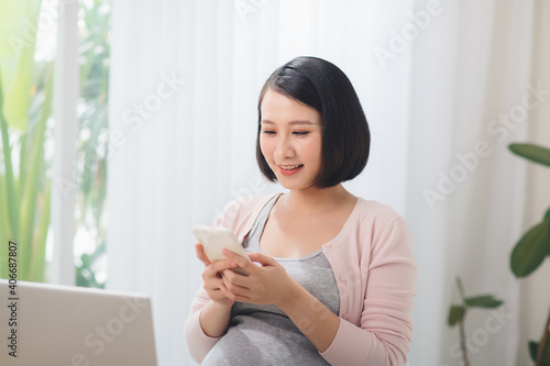 Free Download Pregnant Businesswoman Reading Text Message In Office - GFXLoad