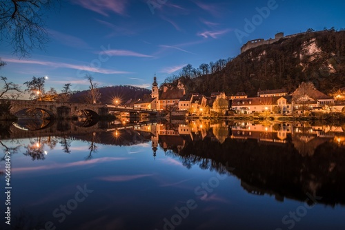 Bild einer Panorama Stadtansicht des Markt Kallm  nz Kallmuenz zur blauen Stunde w  hrend Sonnenuntergang in Bayern und dem Fluss Naab Vils und der Burg Ruine auf dem Berg  Deutschland