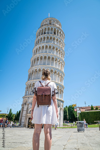 junge Frau vor schiefen Turm von Pisa photo