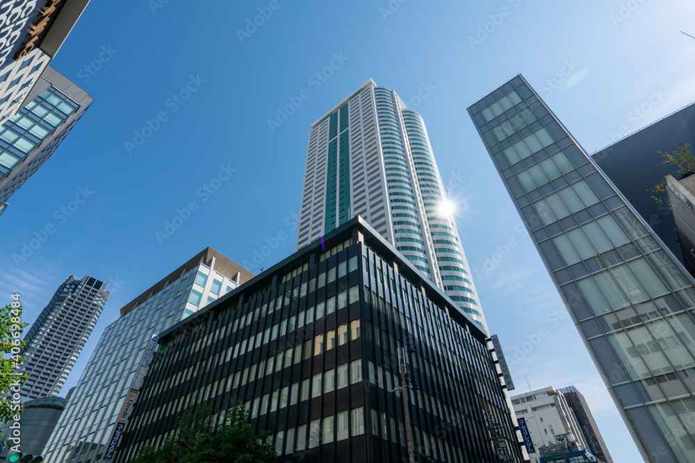 日本の都心のオフィス街とタワーマンションの風景