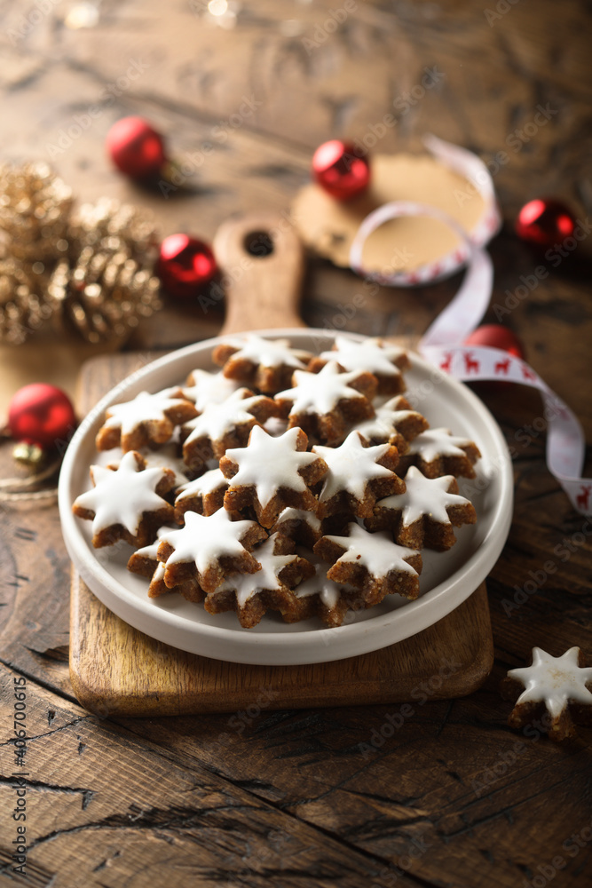 Fototapeta premium Traditional German star-shaped cookies with cinnamon