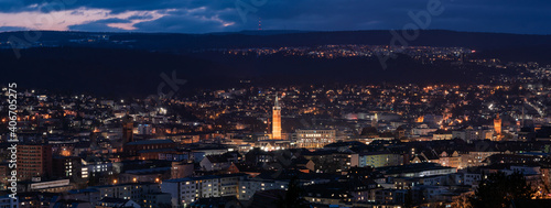 Panorama von Pforzheim (Baden-Württemberg) am Abend.