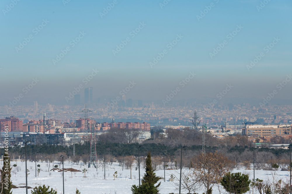 Boina de contaminación sobre Madrid después del paso de la tormenta Filomena, habiendo cubierto todo de nieve.