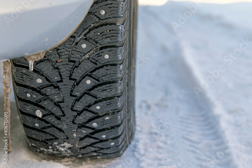 The use of studded winter tires increases safety when driving on winter roads. © Алексей Кравчук
