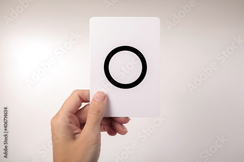 Cuadro en lienzo Mano de mujer mostrando una carta Zener con un cículo