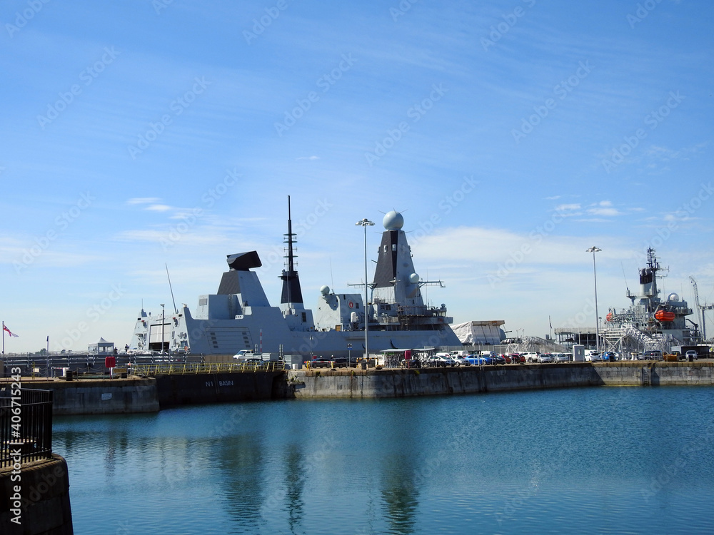 Obraz premium Fighting ship in the marina