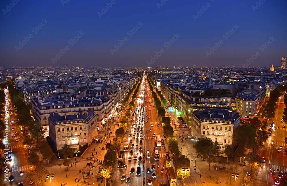 Obraz premium Champs Elysées de nuit vu depuis l'arc de triomphe