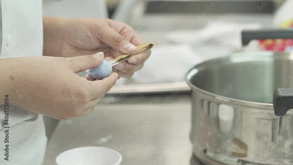 The chef makes the dough into a cartoon The chef makes the dough into a cartoon