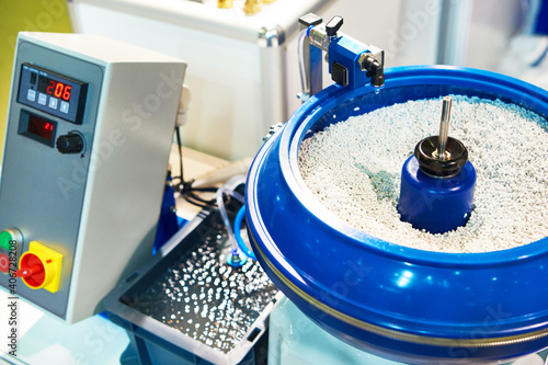 фотографія Vibratory polishing machine