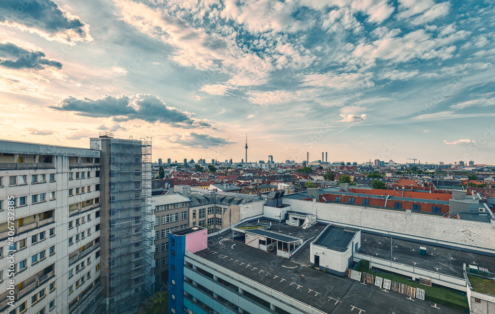 Fototapeta premium panorama of berlin in the sunset from a kreuzberg backyard