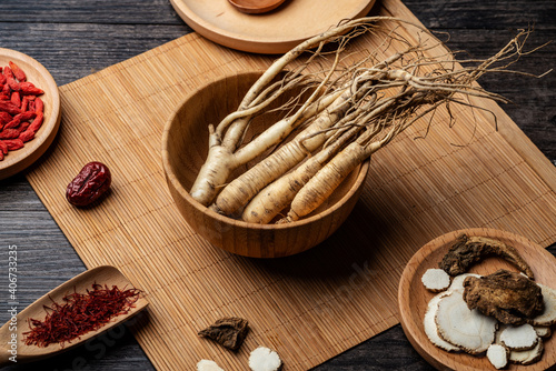 Cuadro en lienzo Ginseng, wolfberry and jujube are in the wooden plate