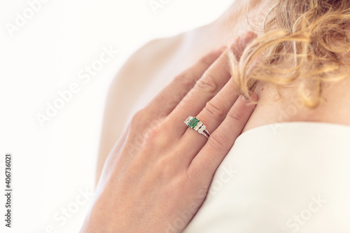 Slika na platnu Detalle de novia llevando anillo de compromiso de esmeralda y diamantes