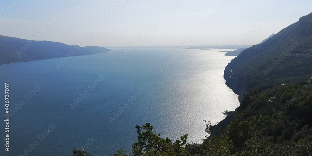 Blick auf den Gardasee in den Bergen über Salo

