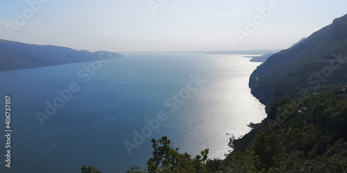 Blick auf den Gardasee in den Bergen über Salo 