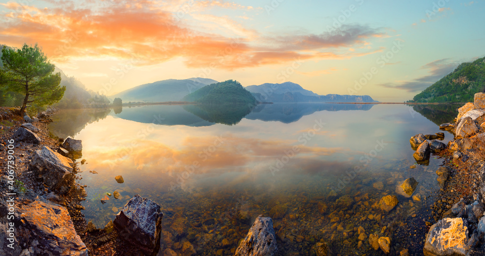 Plakat Panorama górskiego jeziora o zachodzie słońca