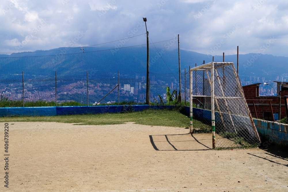 Porteria de futbol en un barrio pobre de Medelin Colombia