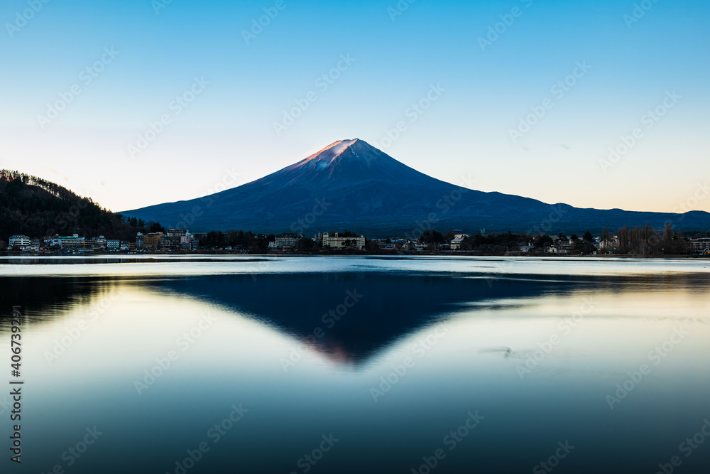 河口湖から眺める冬の富士山　朝景