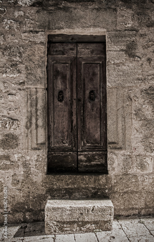 Fototapeta Naklejka Na Ścianę i Meble -  An old door in the historic medieval village of Semproniano in Grosseto Province, Tuscany, Italy
